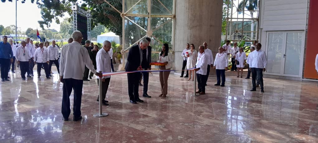 Momento del corte de cinta que dejó inaugurada la Feria.