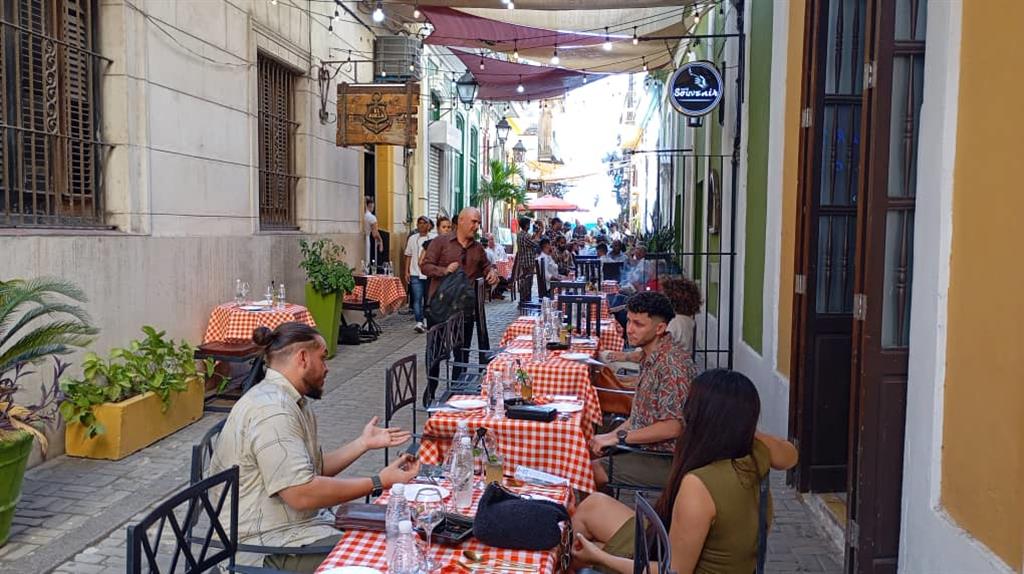 Ron y puros cubanos brillan en el Callejón de los Peluqueros