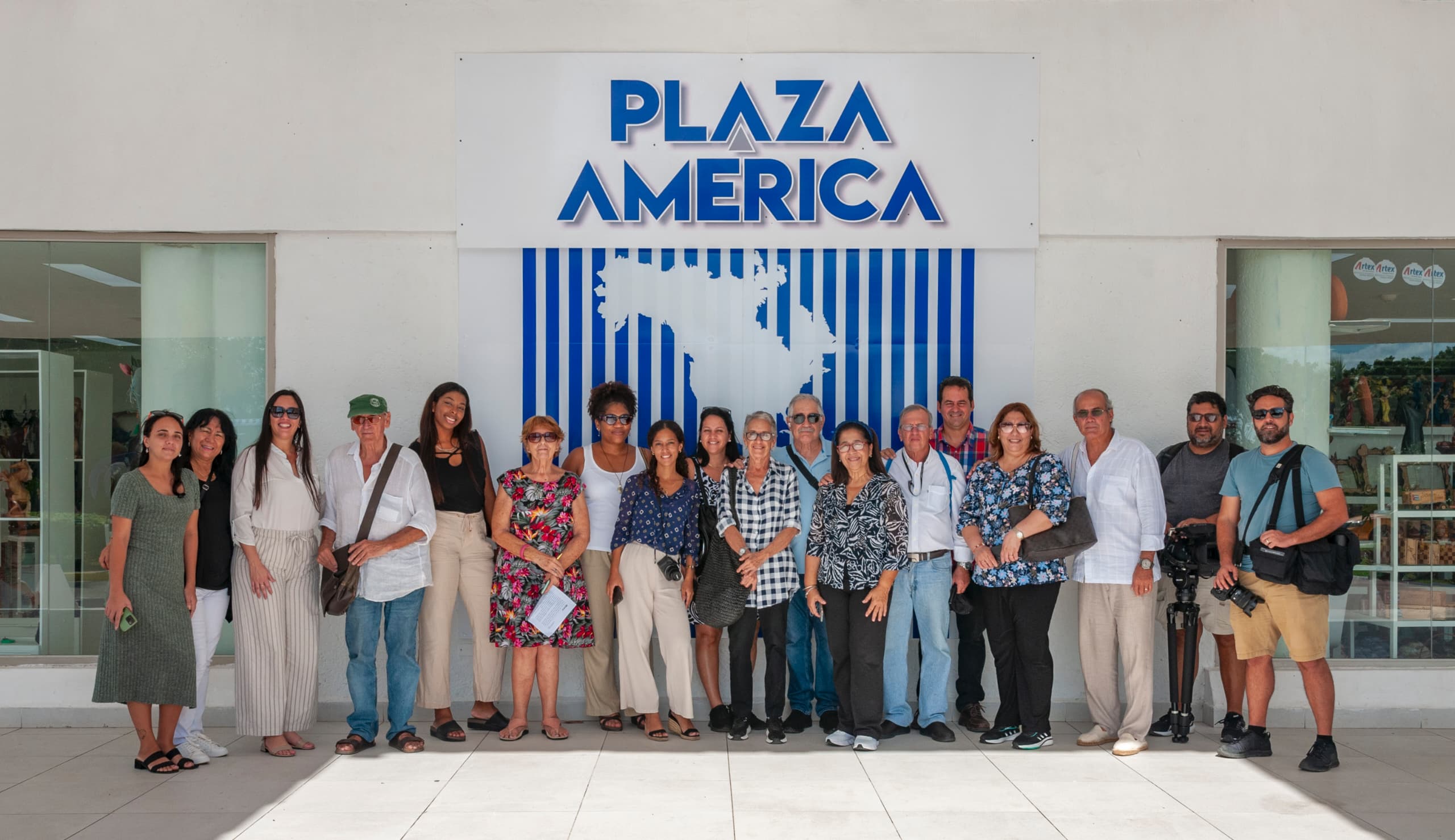 Participantes en el recorrido por instalaciones turísticas de Varadero, para conocer los preparativos para la temporada alta de turismo.