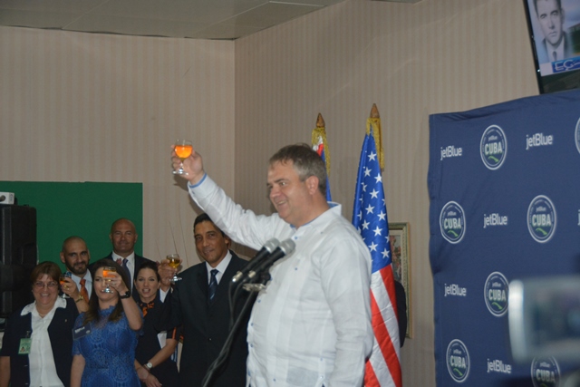 Presidente de JetBlue inaugurando vuelo a Cuba. Foto: José Carlos de Santiago Aterrizó vuelo inaugural de JetBlue en Cuba