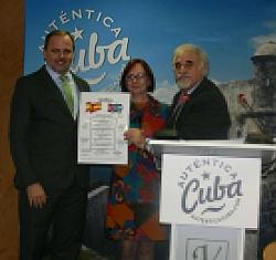 Georges Massard, presidente del Mundo Diplomático, entrega el diploma de Honor al embajador cubano, junto a Dulce María Sánchez, consejera directora de turismo de Cuba en España. Auténtica Cuba 2014: Embajador cubano en España recibe distinción honorífica de El Mundo Diplomático