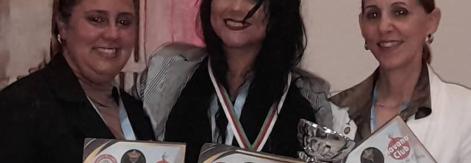 Al centro, Kenia Borges Brotón quien representará a Cuba en el campeonato Queens of Bartending, acompañada de Mirtha de las Mercedes González Salguero y Bárbara Betancourt, también destacadas cantineras.