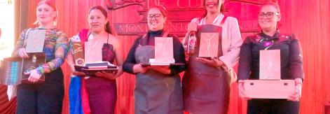 Las cinco finalistas, ganadoras a su vez de las sendas categorías en concurso. De izquierda a derecha: Ashley Marriot, Islandia; Karol García, Ecuador; Mirtha de las Mercedes, Cuba; Mishell Véliz, Venezuela; y Yhanelli Alfaro, Belice.