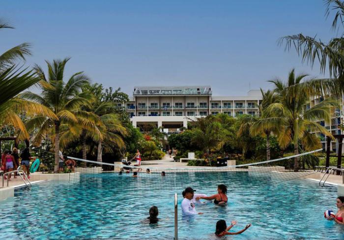 Gran Muthu Almirante Beach