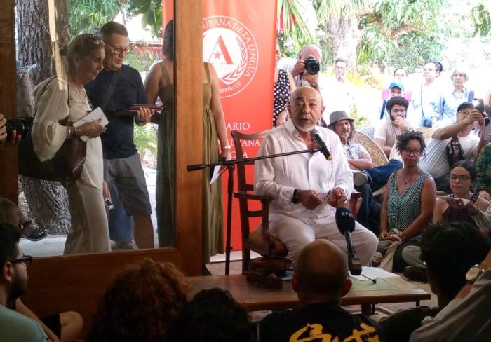 Leonardo Padura Fuentes (La Habana, 9 de octubre de 1955), impartió la conferencia “Cómo se escribe una novela”, que tuvo lugar el pasado viernes 17, en la Galería Cairostudio de El Vedado capitalino, auspiciada por la Academia Cubana de la Lengua, Aurelia Ediciones y la Embajada de España.