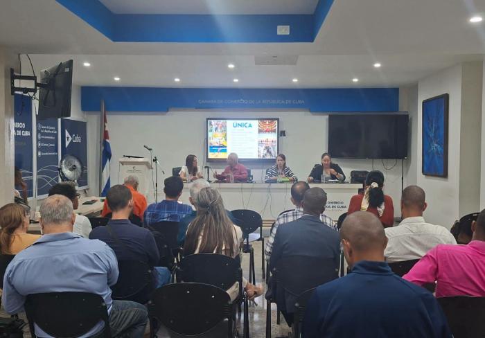 Clúster de Turismo de la Cámara de Comercio debate sobre la transformación del modelo de gestión turística