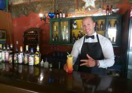 José Luis Rubín Hernández, cantinero del bar El Cambio de la Empresa Extrahotelera Palmares, sucursal Camagüey