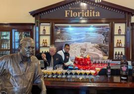 Un Hemingway más joven renace en Santiago de Cuba: homenaje en bronce al Nobel que conquistó el Daiquirí