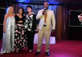 A la izquierda, Nafsika Mouzakiti, coordinadora del International BarLady Competition, acompañada de Kenia Borges, ganadora de la primera edición del BarLady, en Atenas, y Luisa Pérez, subdirectora general de Calidad y Operaciones del Ministerio del Turismo, en el momento en que Eddis Naranjo, presidente de la Asociación de Cantineros de Cuba, anunciaba que Cuba había captado la sede del BarLady 2025.