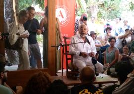 Leonardo Padura Fuentes (La Habana, 9 de octubre de 1955), impartió la conferencia “Cómo se escribe una novela”, que tuvo lugar el pasado viernes 17, en la Galería Cairostudio de El Vedado capitalino, auspiciada por la Academia Cubana de la Lengua, Aurelia Ediciones y la Embajada de España.