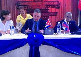 Pavol Kožík, presidente del grupo Proxperia, por la parte eslovaca, y Dariel Lamadrid Martín, presidente de Alimcor S.A., por la cubana, firmaron la Escritura Constitutiva de la empresa mixta Baracocoa S.A.