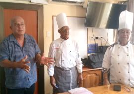 De izquierda a derecha: Eddy Fernández Monte, presidente de la Asociación de Federaciones Culinarias de la República de Cuba; Jorge Junco Monserrat, chef y profesor; y Josefa Vanegas Santos, vicepresidenta de la Federación Culinaria.