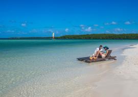 Turismo en una playa de Cuba