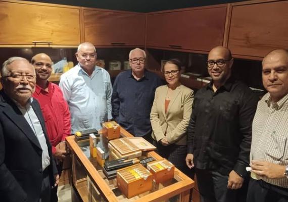 Legendarios habanos cubanos y ron Caney son degustados en El Salvador