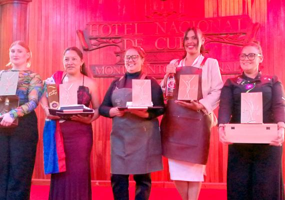 Las cinco finalistas, ganadoras a su vez de las sendas categorías en concurso. De izquierda a derecha: Ashley Marriot, Islandia; Karol García, Ecuador; Mirtha de las Mercedes, Cuba; Mishell Véliz, Venezuela; y Yhanelli Alfaro, Belice.