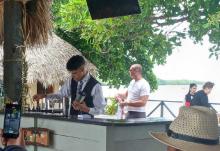 Miguel Enrique Zayas González, un joven cantinero de 19 años, ha logrado captar la atención de todos por el exquisito sabor de sus cocteles y su singular estilo de preparación.