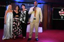 A la izquierda, Nafsika Mouzakiti, coordinadora del International BarLady Competition, acompañada de Kenia Borges, ganadora de la primera edición del BarLady, en Atenas, y Luisa Pérez, subdirectora general de Calidad y Operaciones del Ministerio del Turismo, en el momento en que Eddis Naranjo, presidente de la Asociación de Cantineros de Cuba, anunciaba que Cuba había captado la sede del BarLady 2025.