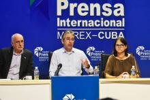 De izquierda a derecha, Ricardo Ronquillo, presidente de la Unión de Periodistas de Cuba; Ing. Wilfredo González Vidal, presidente ejecutivo del Comité Organizador y viceministro Primero de Comunicaciones; y Ariadne Plasencia Castro, secretaria ejecutiva de la Feria y presidenta del Grupo Empresarial de la Informática y las Comunicaciones.