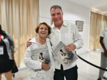 Juan Carlos García Granda, ministro de Turismo, con un ejemplar de la revista Excelencias Turísticas del Caribe y las Américas