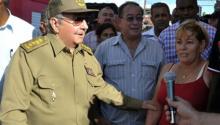 Raúl Castro recorre zonas amenazadas por huracán Matthew