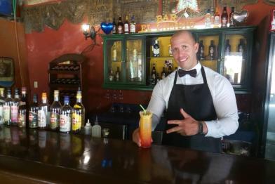 José Luis Rubín Hernández, cantinero del bar El Cambio de la Empresa Extrahotelera Palmares, sucursal Camagüey